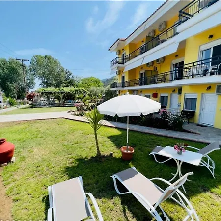 House Elena アパート *